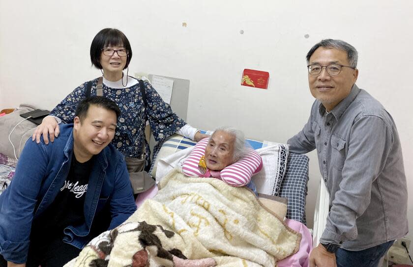 Columnist Frank Shyong visiting his grandma on Lunar New Year in 2020..