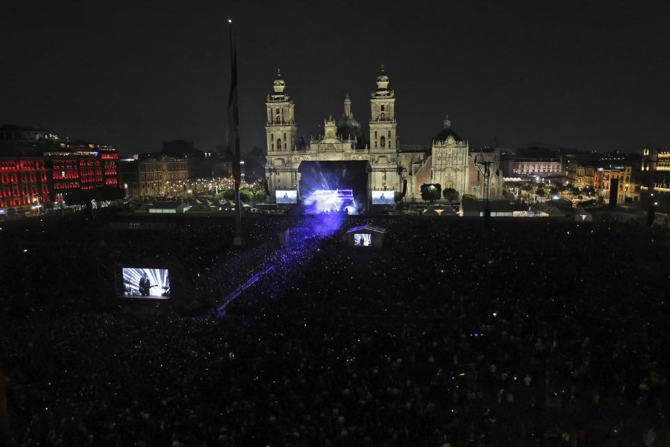 La banda estadounidense Interpol se presenta en un concierto gratuito en el Zócalo de la Ciudad de México el sábado 20 de abril de 2024. (Foto AP/Ginnette Riquelme)