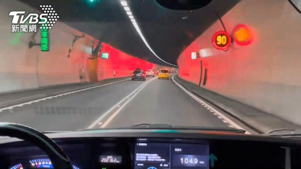 高公局表示，由於現在的雪隧行車環境相對單調，容易讓駕駛在長時間行駛下產生視覺疲勞。(圖片來源/ TVBS)