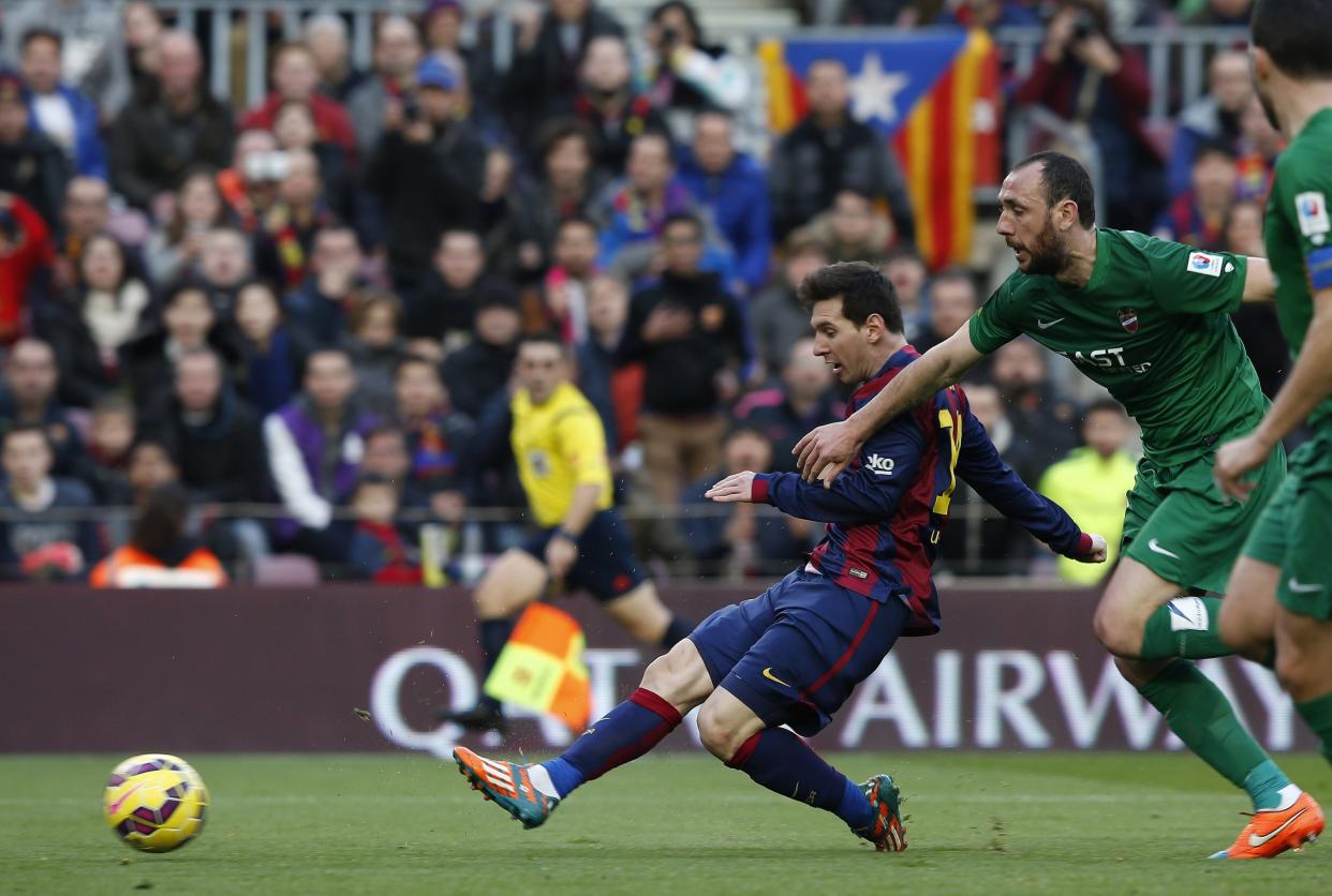 Lionel Messi marca ante el Levante en el Nou Camp el 15 de febrero de 2015. (REUTERS/Gustau Nacarino)