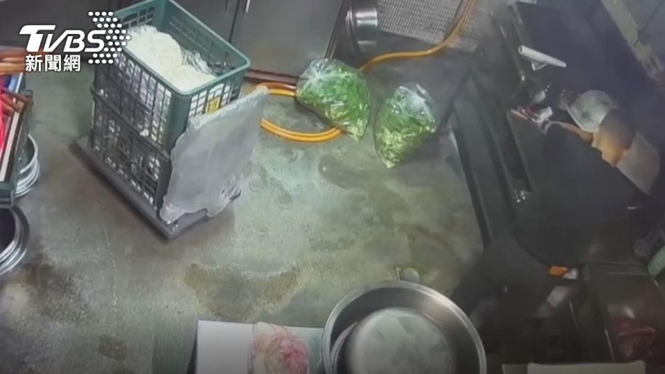 楊姓送貨員趁送食材時偷吃店家的滷肉，過程全被拍下。（圖／TVBS）