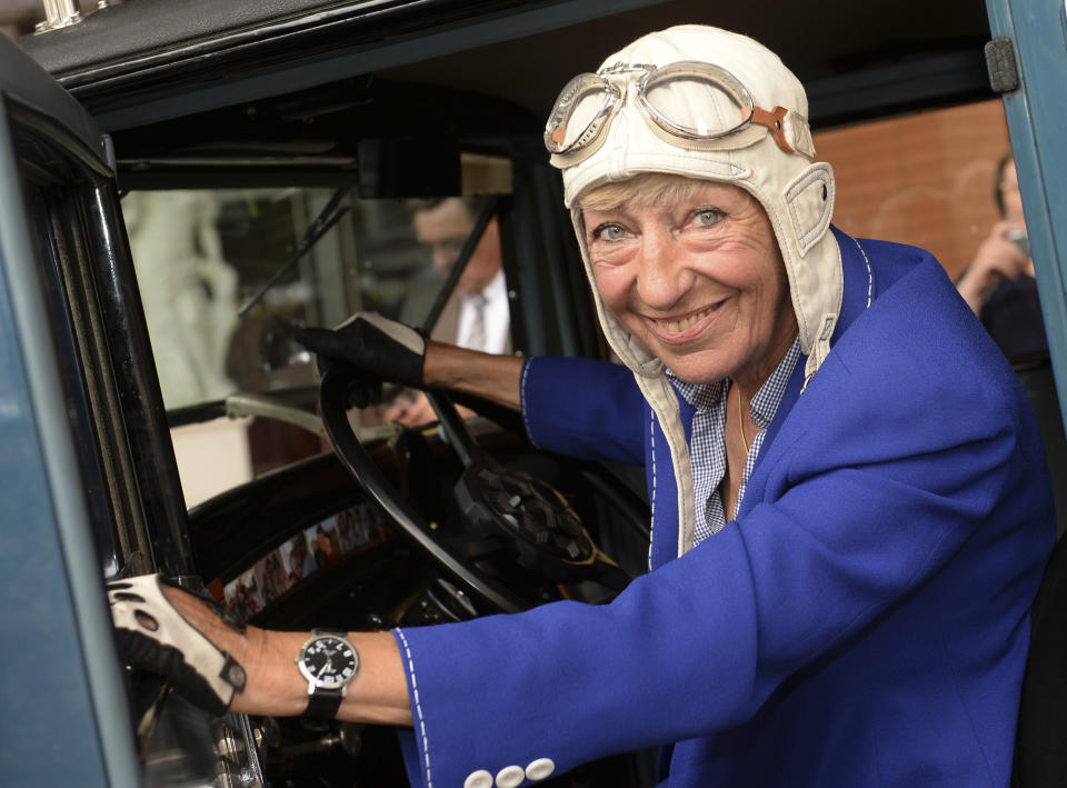 En esta fotografía de archivo del 24 de julio de 2014, Heidi Hetzer posa en un Hudson Great Eight Oldtimer (1930) en Berlín, Alemania. La empresaria, cuya decisión de dar la vuelta al mundo en el coche estadounidense le valió muchos admiradores en Alemania, ha fallecido. (Britta Pedersen/dpa vía AP)