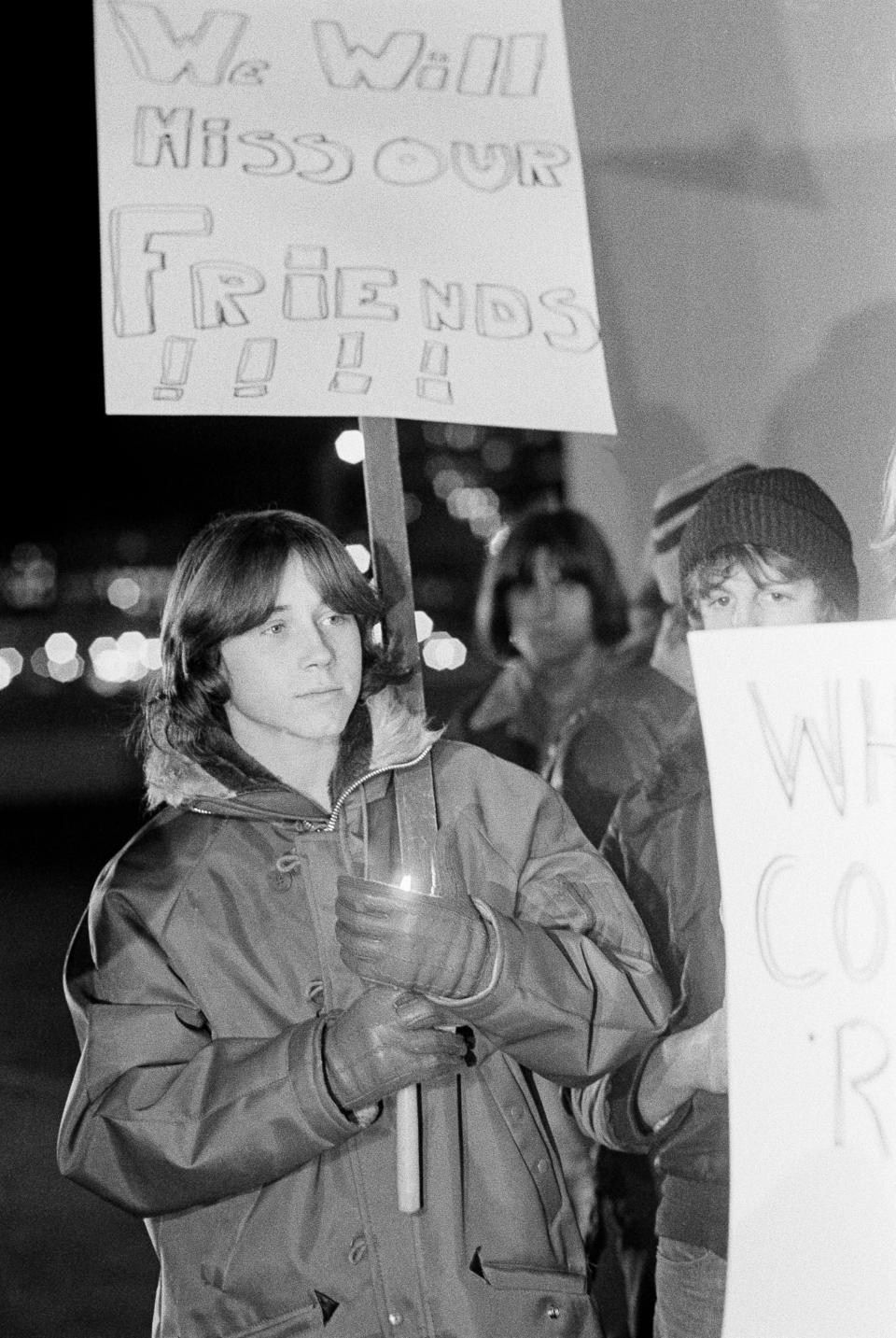 ARCHIVO – En esta fotografía de archivo del 4 de diciembre de 1979 un joven protege su vela del viento durante una vigilia por las víctimas de una estampida en un concierto de rock de la banda británica The Who en el riverfront coliseum de Cincinnati, Ohio. (Foto AP/Brian Horton, archivo)