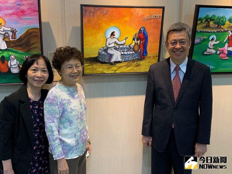 ▲陳建仁夫婦看上了「活水」這幅畫，決定以2萬5千元認購。(圖/記者康子仁攝)