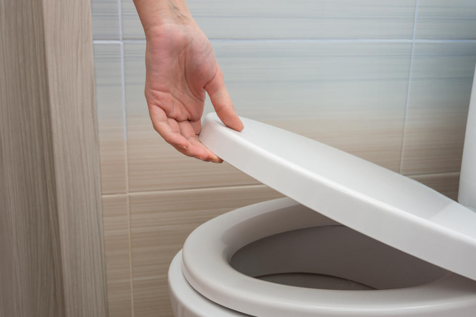 Den Sitz mit der Hand festhalten gehört mit dem WC-Sitz von Kesser der Vergangenheit an (Symbolbild: Getty Images)