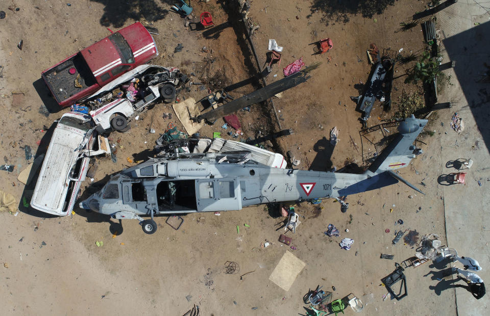 <p>Vista aérea del helicóptero que cayó sobre una camioneta en Santiago Jamiltepec, estado de Oaxaca state, México, tomada el 17 de febrero de 2018 (AFP | MARIO VAZQUEZ) </p>