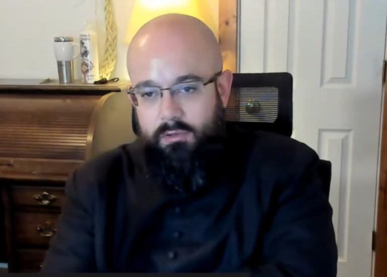 El sacerdote español Francisco J. Delgado, durante una de sus transmisiones en YouTube