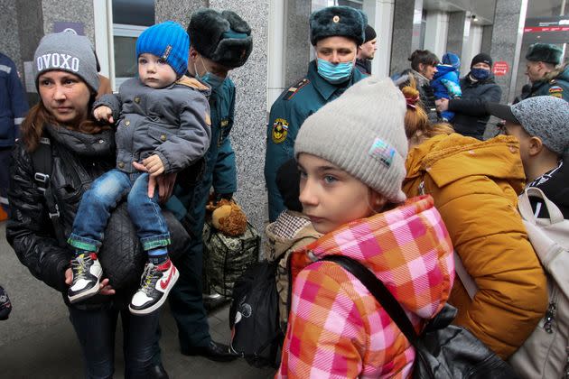Des personnes venant des régions de Donetsk et Lougansk prenant le train pour la région de Nizhny Novgorod, le 2 avril 2022 (AP Photo) (Photo: via Associated Press)