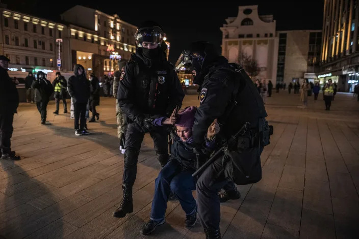 Moscow police detain an anti-war protester in Moscow on Feb. 25, 2022. Protests have largely dried up in recent weeks. (Sergey Ponomarev/The New York Times)
