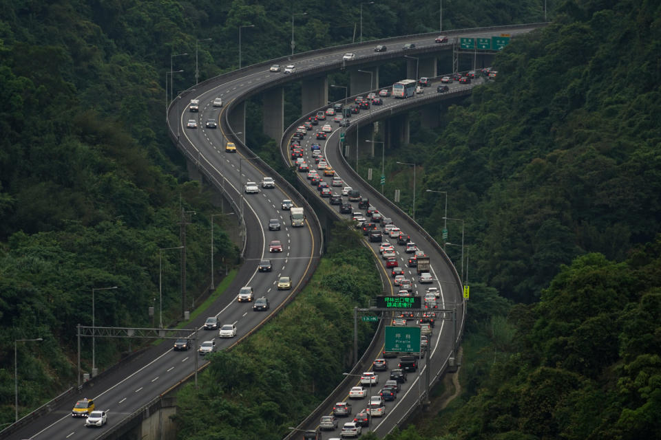 五一連假首日，國道部分路段1日一大早就已湧現車潮，國5南下坪林路段直到下午仍然壅塞，行進車輛排成長龍。