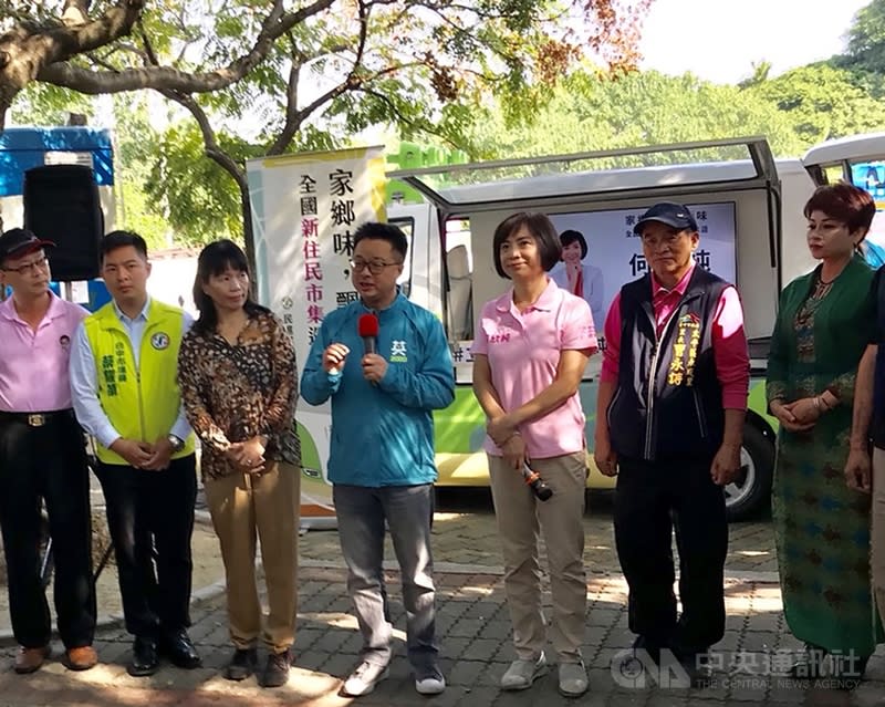 民進黨秘書長羅文嘉（中）10日到台中，為民進黨籍立法委員何欣純（右3）站台拉票，他表示，目前雖然總統選情穩定，但也需要國會過半支持，立委席次希望加上不分區目標能有57席。（中央社）