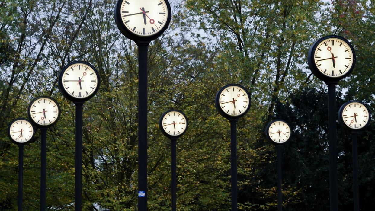 Zeitfeld in Düsseldorf. In der Nacht zum kommenden Sonntag werden die Uhren um eine Stunde vorgestellt.  Foto: Lisa Ducret
