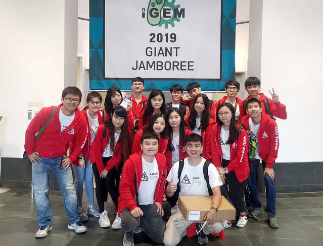 由中正大學16位學生組成的跨領域團隊結合機械工程與生物技，到美國參加「國際遺傳工程機械設計競賽（iGEM）」，從全球353個團隊中奪得銀牌。(中正大學提中)
