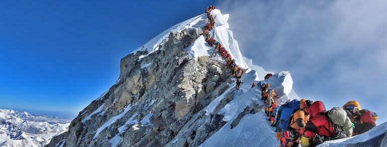 Foto tomada el 22 de mayo de 2019 muestra el intenso movimiento de montañistas que se alinean para pararse en la cima del Everest