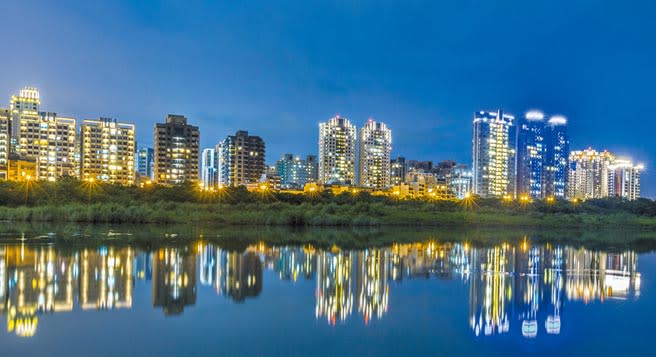 沿著頭前溪的竹北市興隆路，房仲業者多以「水岸第一排」等飢餓行銷手法炒熱房價。（羅浚濱攝）