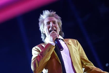 Singer Rod Stewart in the ring before the fight. Reuters / Kai Pfaffenbach Livepic