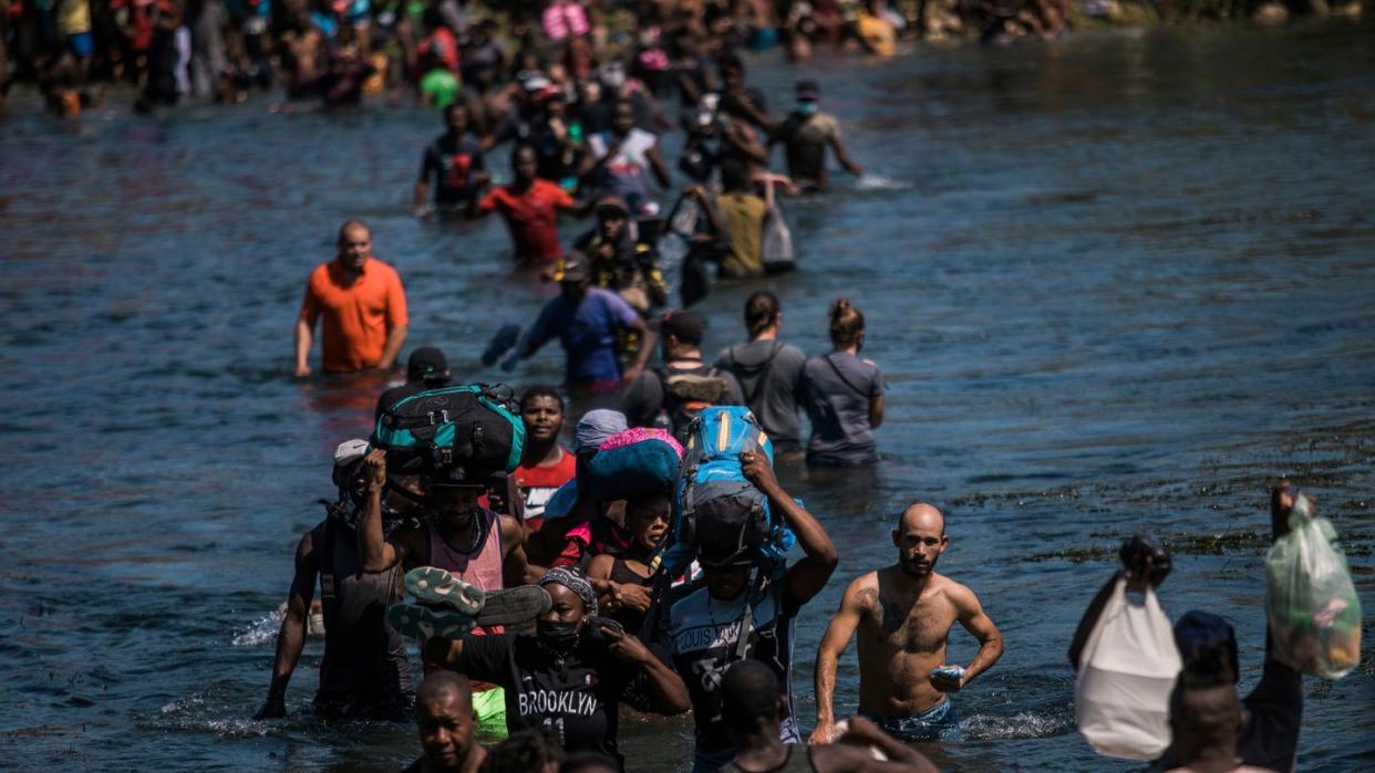 Migranten waten durch den Rio Grande und hoffen auf Zuflucht in den USA.