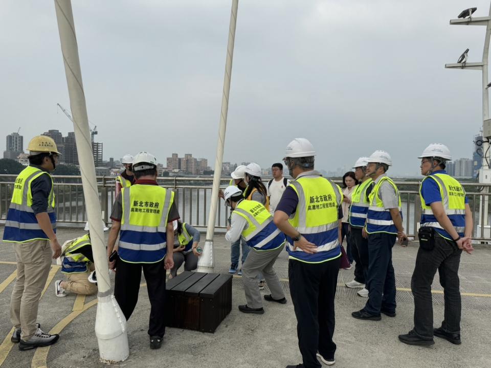 花蓮3日上午發生強震，新北市連接板橋及新莊區的景觀橋「新月橋」震後被發現有吊索鬆脫情形，目前高灘處已封閉主橋段進行檢測。（圖／新北市高灘處提供）