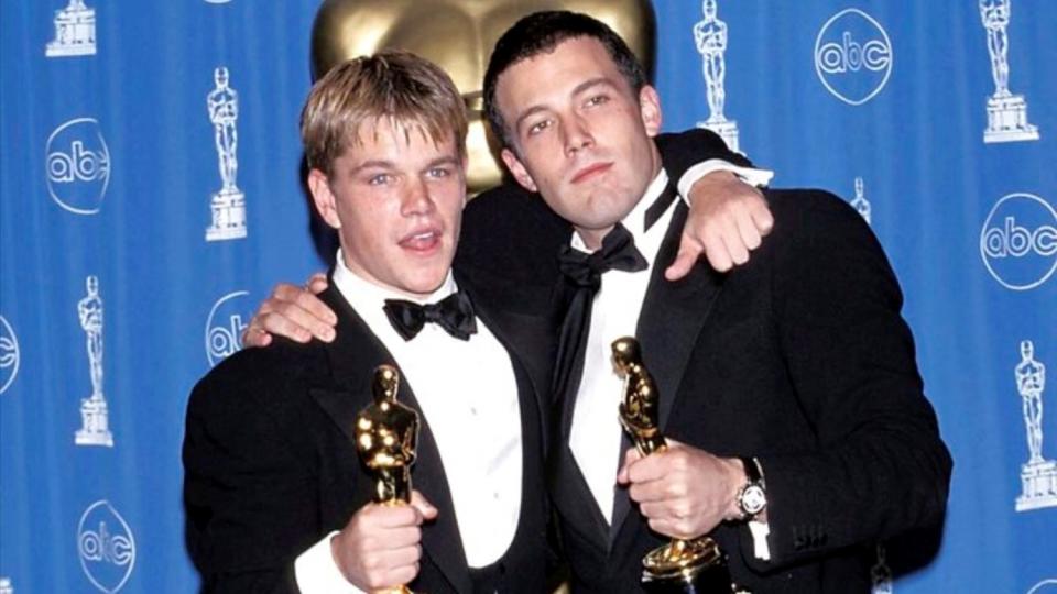 《超級盃》 - 麥特戴蒙（左）和班艾佛列克在1998年3月23日的奧斯卡以《心靈捕手》共同贏得最佳原創劇本獎（圖片來源：美聯社）