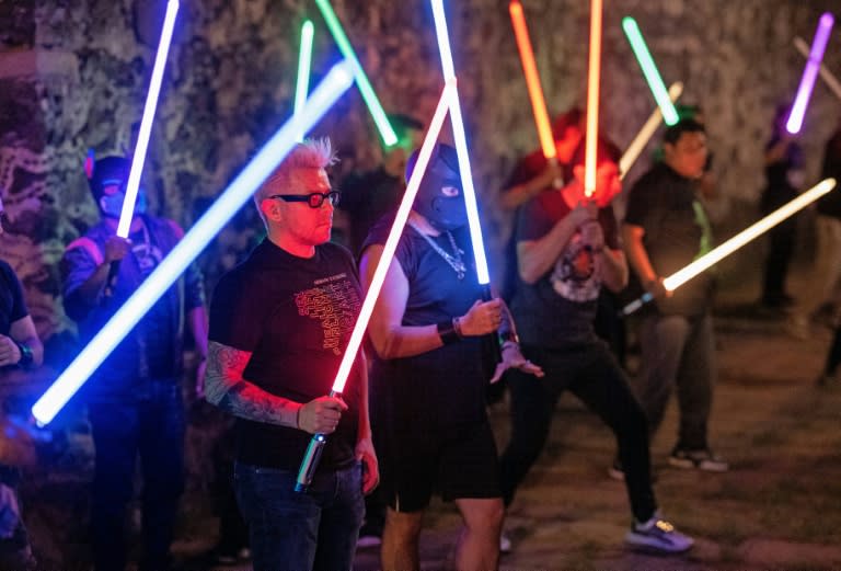Des membres de la Jedi Knight Academy (JKAMX) pendant un entraînement dans un parc de Mexico, le 6 juillet 2024 (CARL DE SOUZA)