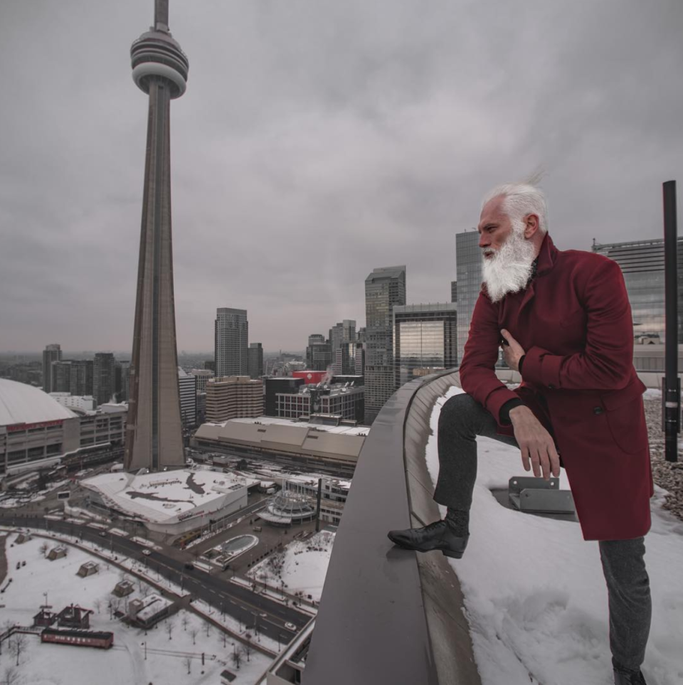 Er hat überall in Toronto posiert.