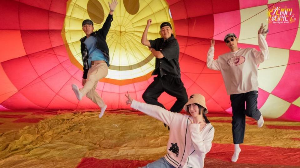 陳昊森（左起）、周興哲、郭雪芙和章廣辰學搭熱氣球。（圖／TVBS）
