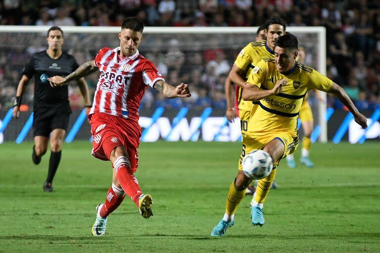 Nicolás Paz es apremiado por Miguel Merentiel; el delantero de Boca recibió poco la pelota y bajó a buscarla, pero sin éxito; el ataque xeneize tuvo escasa acción.