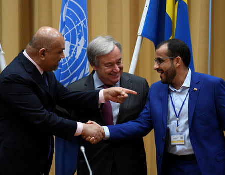 FILE PHOTO: Head of Houthi delegation Mohammed Abdul-Salam (R) and Yemeni Foreign Minister Khaled al-Yaman (L) shake hands next to United Nations Secretary General Antonio Guterres (C), during the Yemen peace talks closing press conference at the Johannesberg castle in Rimbo, near Stockholm December 13, 2018. TT News Agency/Pontus Lundahl via REUTERS