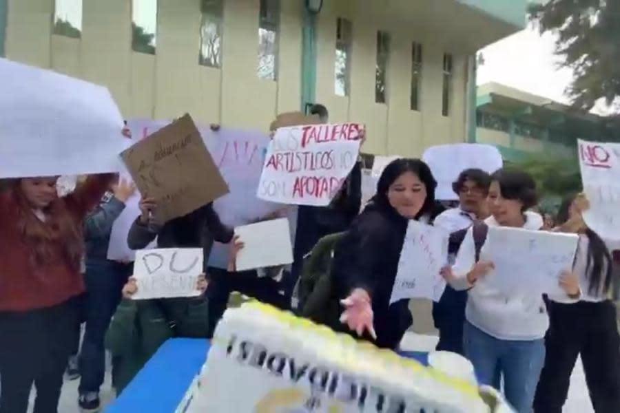 Tiran alumnos de la "Lázaro" pastel de 50 Aniversario en protesta