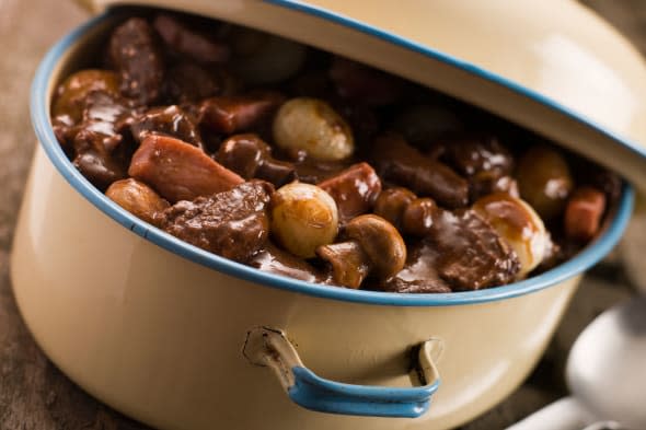 B60148 Casserole Dish With Beef Boeuf Bourguignonne