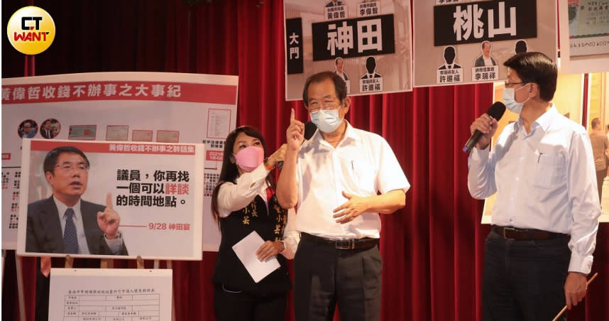 李瑞祥（中）找台南市長候選人謝龍介（右）開記者會，希望福龍寶塔申請變更設置人程序能盡速過關。（圖／周志龍攝）