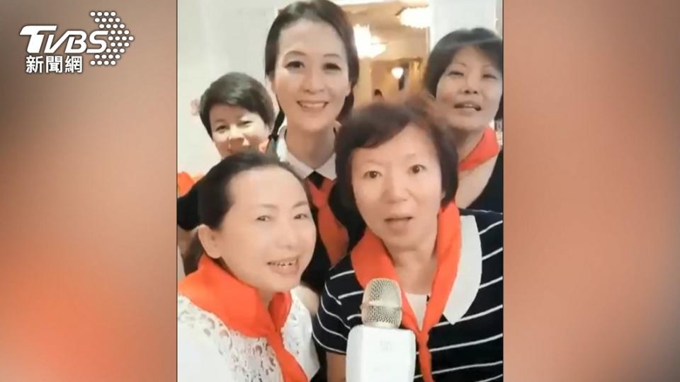 徐春鶯爆出「繫紅領巾」歌頌毛澤東影片。（圖／TVBS）