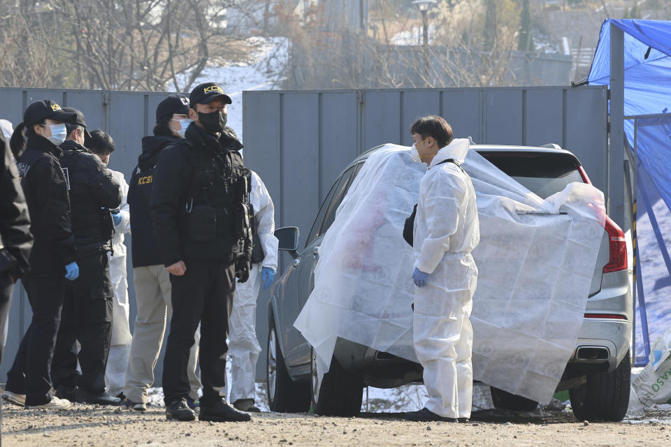 Members of the Korea Crime Scene Investigation team investigate the scene where South Korean actor Lee Sun-kyun was found unconscious in Seoul, South Korea, Wednesday, Dec. 27, 2023. Lee of the Oscar-winning movie “Parasite” has been found unconscious, South Korean police said Wednesday. Police officers discovered an unconscious Lee at a Seoul park on Wednesday but gave no further details, police said. (Seo Dae-youn/Yonhap via AP)