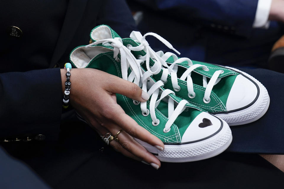 Estas zapatillas, que ayudaron a su identificación tras la masacre, eran las favoritas de Maite Yuleana Rodríguez, de 10 años. (Foto: AP Photo/Susan Walsh)