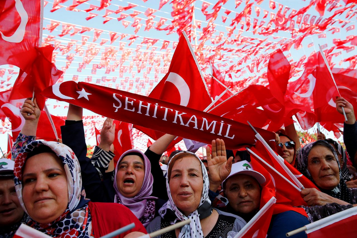 <p>Während sie auf die Ankunft des türkischen Präsidenten Recep Tayyip Erdogan bei der „United Solidarity and Brotherhood“-Kundgebung im türkischen Gaziantep warten, schwingen die Menschen in der Menge Nationalflaggen. (Foto: Umit Bektas/ Reuters)</p>