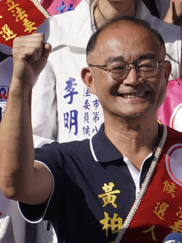 國民黨高雄市第5選區立委參選人黃柏霖 國民黨高雄市第5選區立委參選人黃柏霖（前）21日 與同黨高雄立委參選人一同前往選委會登記並聯合造 勢，展現力拚勝選決心。 中央社記者董俊志攝  112年11月21日 