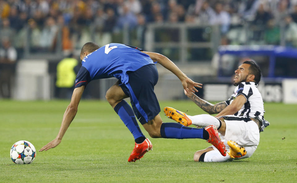 Football - Juventus v AS Monaco - UEFA Champions League Quarter Final First Leg - Juventus Stadium, Turin - Italy - 14/4/15 Juventus' Carlos Tevez in action with Monaco's Fabinho Reuters / Stefano Rellandini