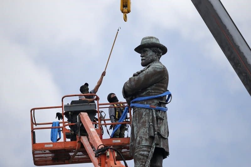 正在拆除紐奧良李將軍銅像的人員。（美聯社）