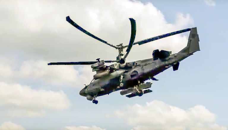 En esta foto publicada por el Servicio de Prensa del Ministerio de Defensa de Rusia el miércoles 25 de mayo de 2022, un helicóptero artillado Ka-52 de la fuerza aérea rusa vuela en una misión en Ucrania en un lugar no revelado