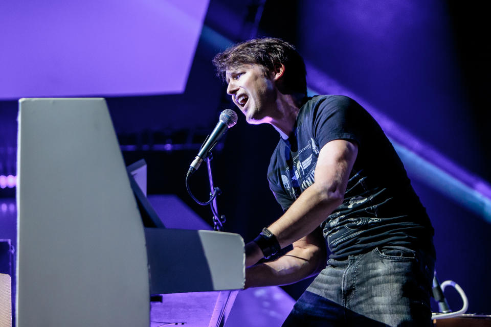 MILAN, ITALY - NOVEMBER 14: English singer-songwriter James Blunt, born James Hillier Blount, performs on stage on November 14, 2017 in Milan, Italy. (Photo by Sergione Infuso/Corbis via Getty Images)