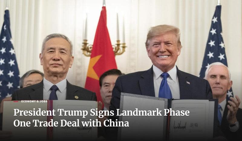 美中終於達成第一階段貿易協議，美國總統川普與中國國務院副總理劉鶴15日在白宮完成簽屬。（翻攝自美國白宮官網）