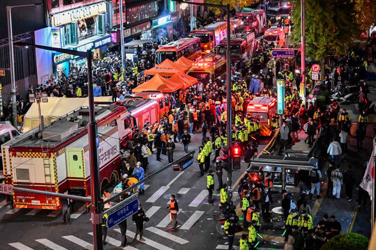 Los socorristas trabajan en atender a las víctimas en el distrito de Itaewon