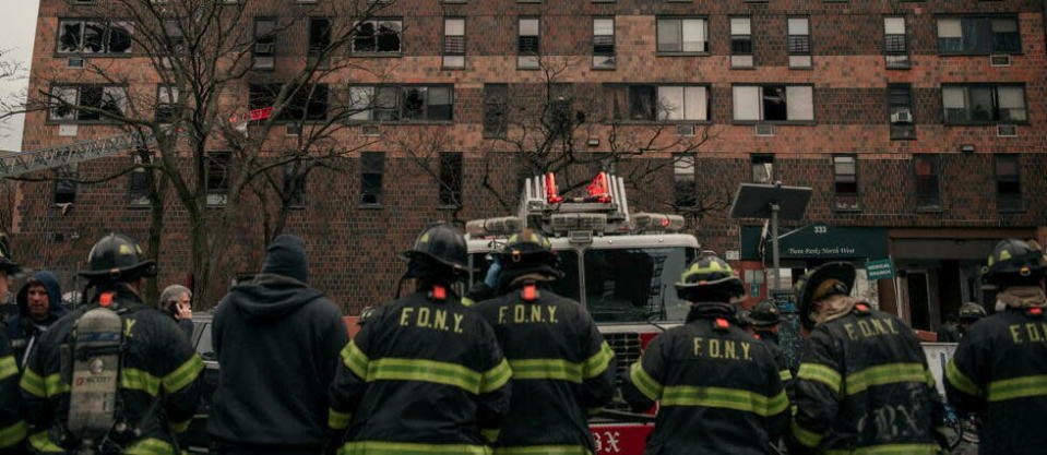 17 personnes, dont 9 enfants, sont mortes dimanche et une soixantaine ont &#xe9;t&#xe9; bless&#xe9;es dans l&#x002019;incendie d&#x002019;un immeuble du quartier du Bronx, &#xe0; New York&#xa0;(image d&#39;illustration).
