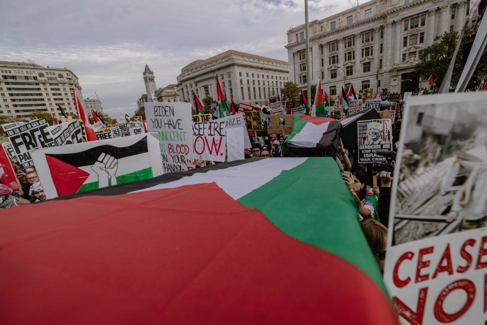 Manifestación multitudinaria a favor de los palestinos en Washington, Estados Unidos. (Photo by ALI KHALIGH/Middle East Images/AFP via Getty Images)