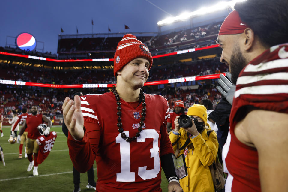 El mariscal de campo de los San Francisco 49ers y Sr. Irrelevante de 2022 Brock Purdy (13) celebra después de vencer a los Tampa Bay Buccaneers en la primera apertura de su carrera en la NFL el 11 de diciembre de 2022. (AP Photo/Jed Jacobsohn)