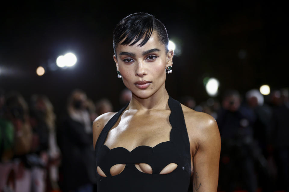 Zoe Kravitz posa al llegar a la premiere de "The Batman" en Londres, el miércoles 23 de febrero de 2022. (Foto por Joel C Ryan/Invision/AP)