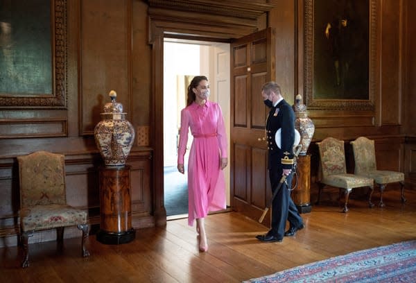 kate-middleton-wearing-pink-dress