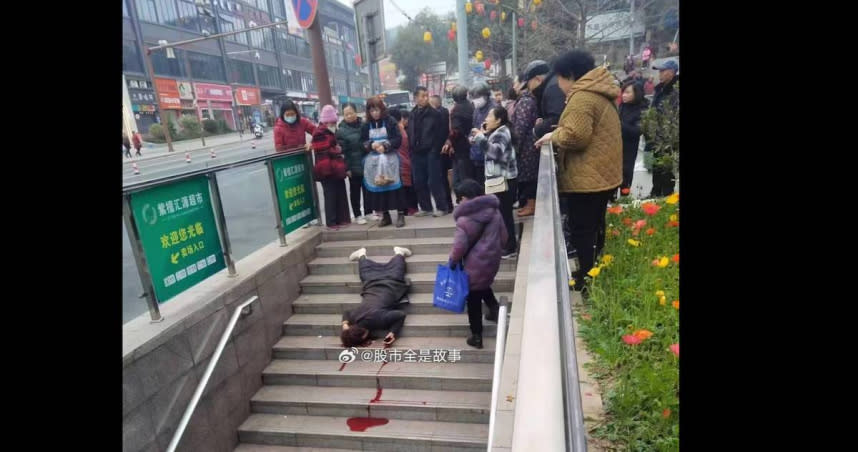 女子走路當「低頭族」，不慎踩空重摔嚇壞民眾。（圖／取自微博）