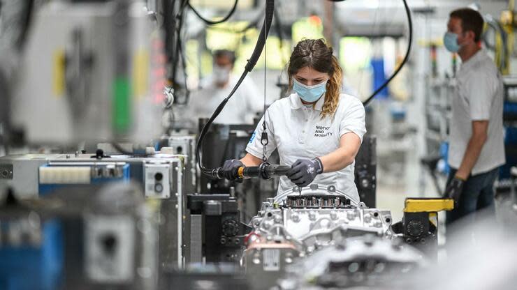 In der Automobilindustrie ging es auf Monatsbasis kräftig nach oben. Foto: dpa