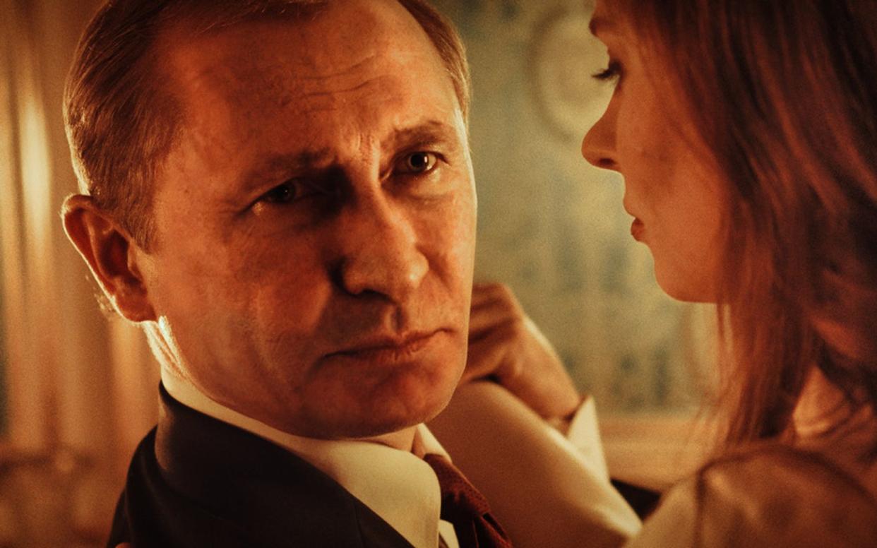 Wladimir Putin als Geheimagent? Ein neuer Film experimentiert mit Deepfake-Technologie. (Bild: Kinostar)